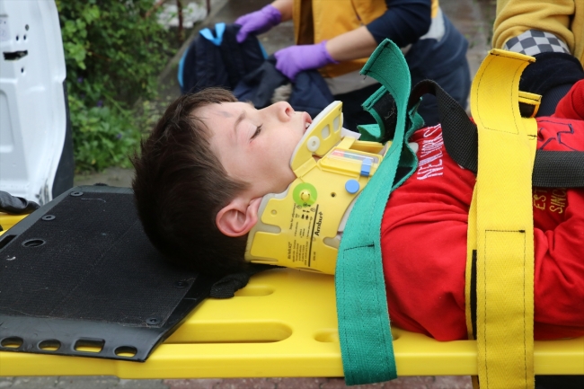 Su kanalına düşen çocuğu itfaiye ekipleri kurtardı