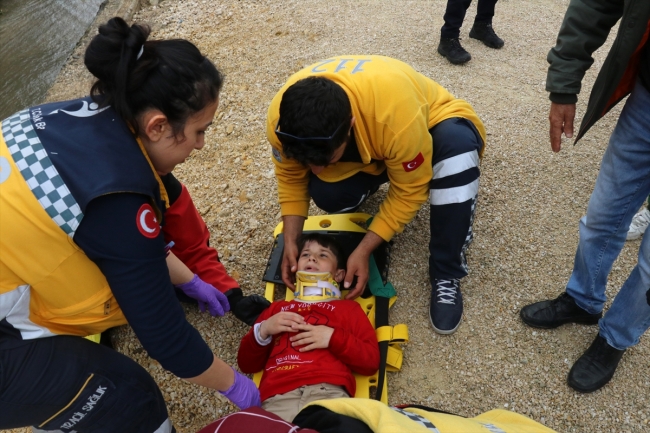 Su kanalına düşen çocuğu itfaiye ekipleri kurtardı