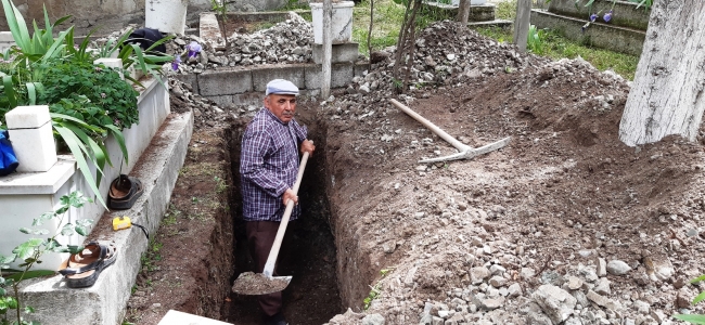Çocukları telaş yaşamasın diye kendi mezarını kazdı