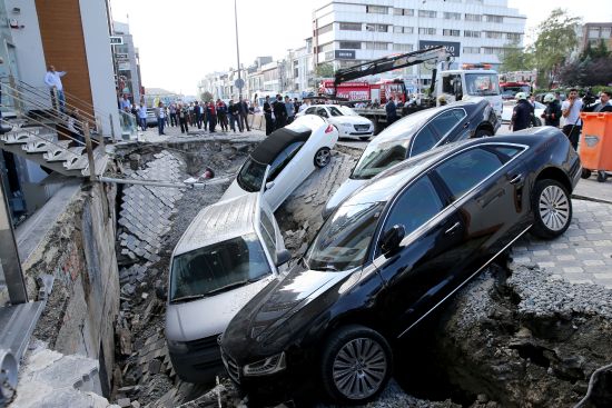 Kaldırım çöktü; lüks araçlar çukura düştü