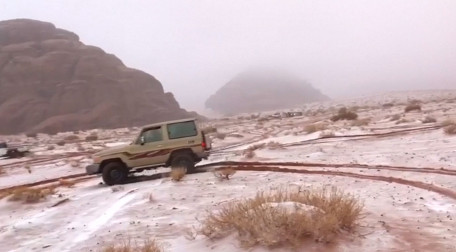 Suudi Arabistan'da çöle kar yağdı