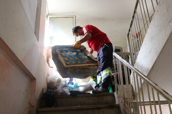 Evi çöplüğe çevirmiş!