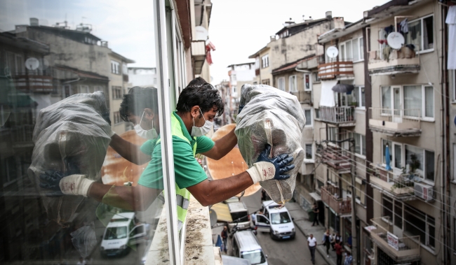 Yaşlı kadının evinden 3 kamyonet çöp çıktı