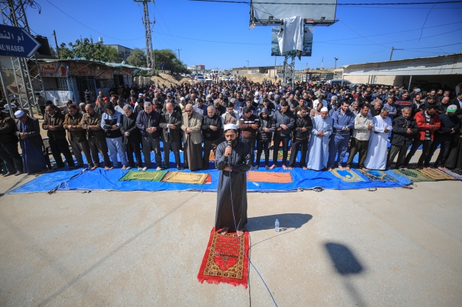 Yüzlerce Gazzeli, ABD'nin sözde barış planını protesto etmek için cuma namazını Beyt Hanun'da kıldı. | Fotoğraf: AA