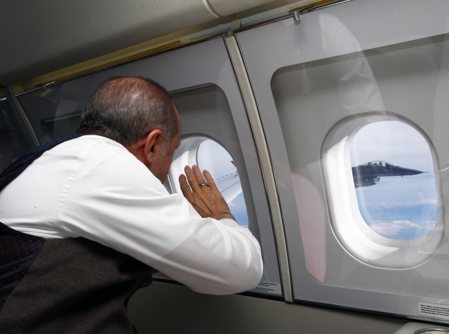 F-16 pilotları Cumhurbaşkanı Erdoğan'ı selamladı