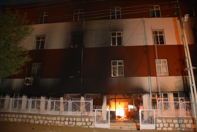 Siirt'te eğitim kurumların yakıldığı şiddet olaylarında Kız Yetiştirme Yurdu'da hasar gördü. (AA)