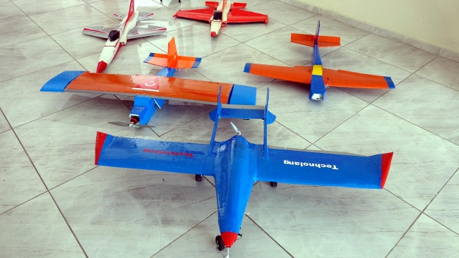 Liseli öğrenciler insansız model uçak yaptı