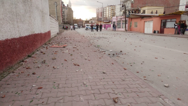 İki ailenin kavgasında cadde savaş alanına döndü