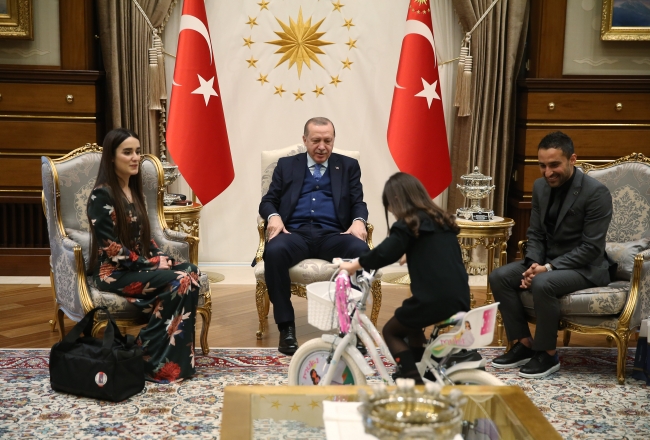 Cumhurbaşkanı Erdoğan'ı göremediği için ağlayan minik Irmak Külliye'de