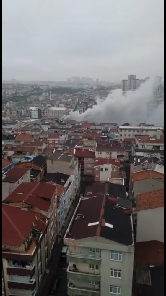 Bağcılar'daki binanın son katında yangın çıktı