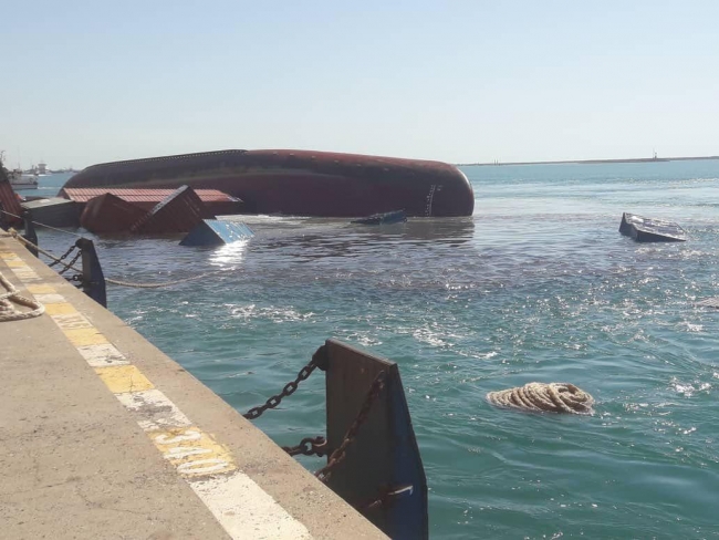 İran’da konteyner yüklü gemi battı