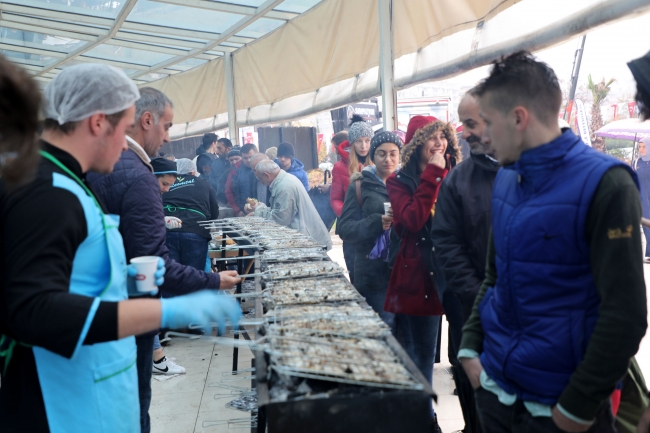 2 günde ayıklanan 1,5 ton hamsi 2 saatte tüketildi
