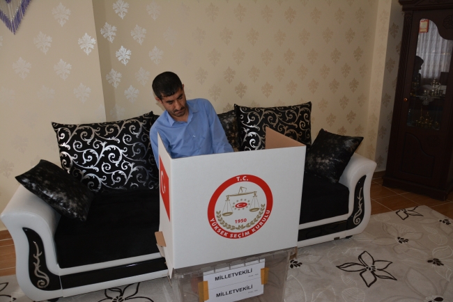 Hasta ve engelli seçmenler "seyyar sandık" ile oy kullanıyor