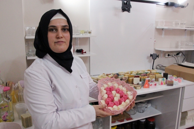 Evinde ürettiği 80 çeşit sabunu dünyaya pazarlıyor