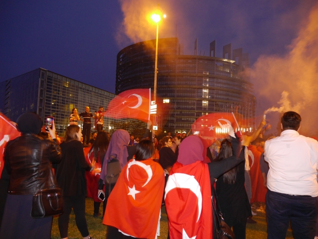 Fransa'da Türkler sokaklarda konvoy oluşturdu