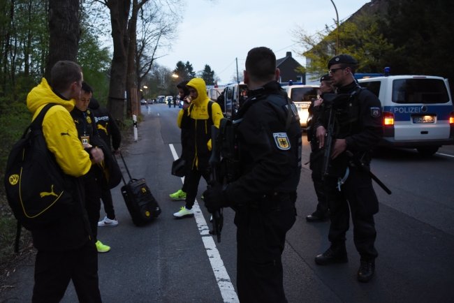 Almanya'da Borussia Dortmund-Monaco maçı öncesi patlama