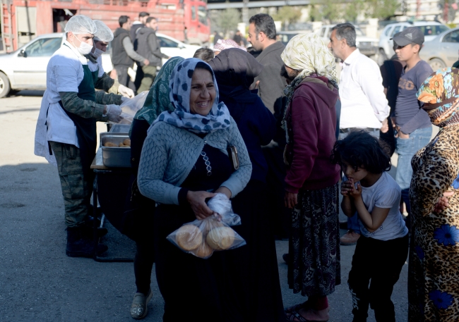 Mehmetçik Cinderes'te de ekmeğini halkla paylaşıyor