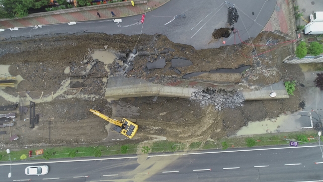 İstanbul'da araçlar mahsur kaldı, evleri su bastı