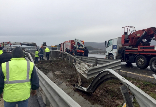 İstanbul'da beton mikseri viyadükten düştü