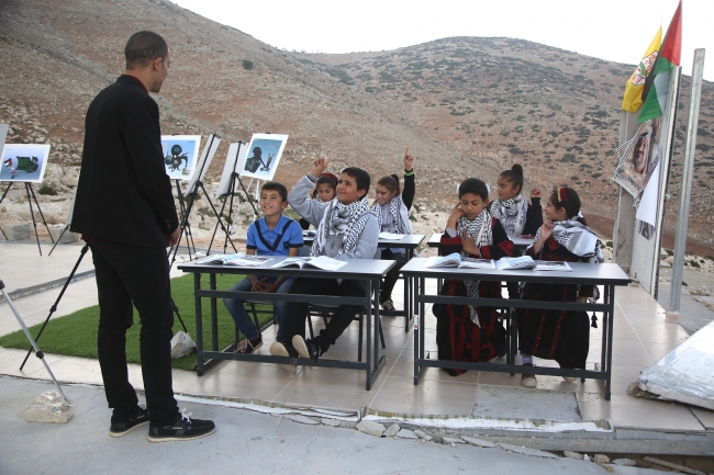 Filistinli öğrenciler İsrail ihlalleri altında eğitimlerini sürdürüyor