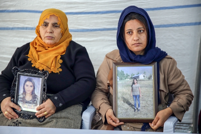 Diyarbakır annelerinin dağa kaçırılan çocuklarına kavuşma ümidiyle HDP İl Başkanlığı binası önünde sürdürdüğü oturma eylemine bir aile daha katıldı. Hakkari'nin Şemdinli ilçesinden, 2 yıl önce 12 yaşında dağa kaçırılan kızı Özlem Çiftçi için Diyarbakır'a gelen Vahide Çiftçi'nin (sağda) de dahil olmasıyla oturma eylemi yapan aile sayısı 58'e yükseldi. Fotoğraf: AA