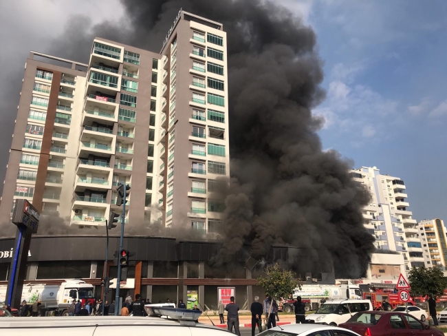 Mersin'de 12 katlı apartmanın altındaki dükkanlarda yangın