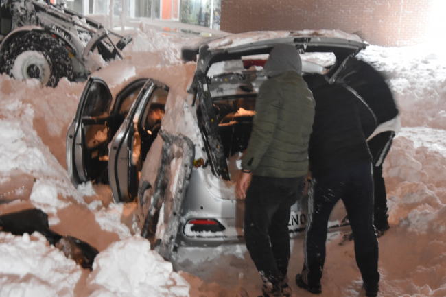 Bitlis'te 7 otomobilin üzerine çığ düştü