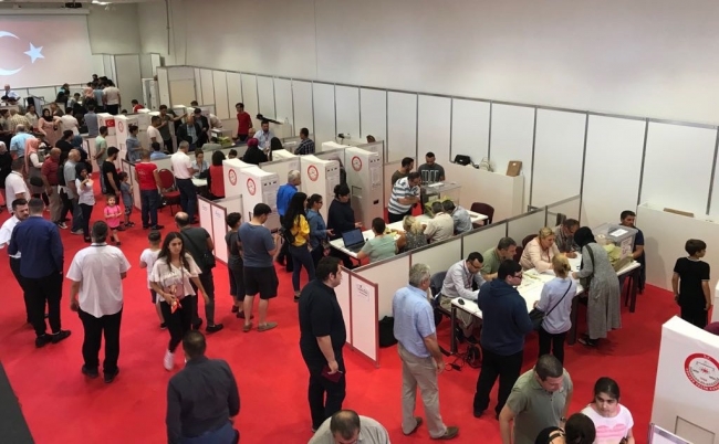 Yurt dışındaki seçim sandıklarında uzun kuyruklar oluştu