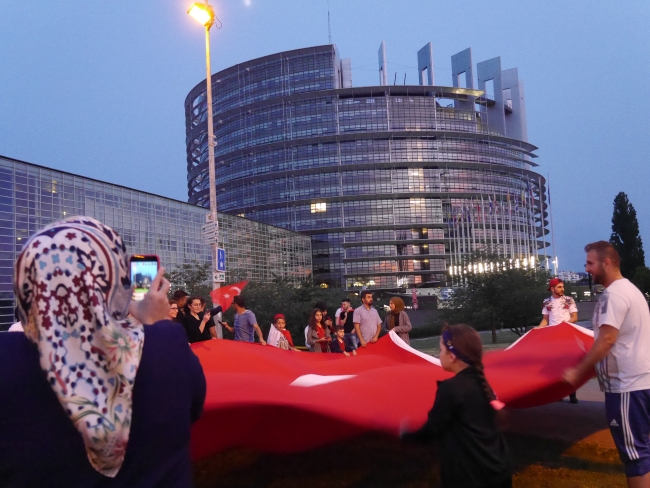 Fransa'da Türkler sokaklarda konvoy oluşturdu