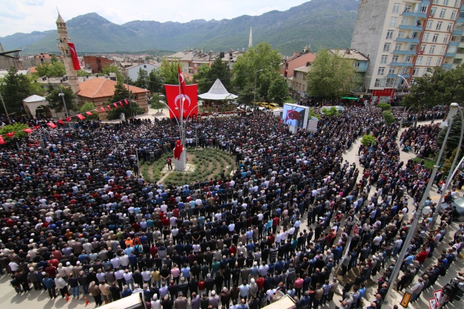 Şehit Uzman Çavuş İsmail Cesur'u binlerce insan son yolculuğuna uğurladı