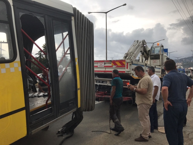 Belediye otobüsü refüje çarparak ikiye ayrıldı: 4 yaralı