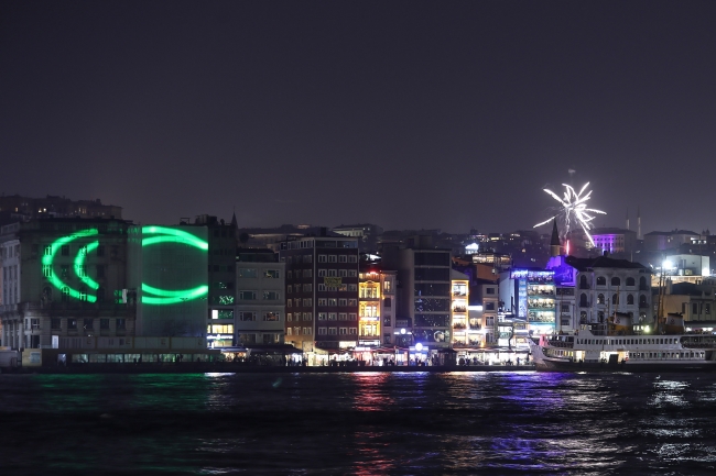 İstanbul'un sembolleri yeşile büründü