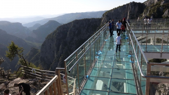 450 metre yükseklikteki cam terasa büyük ilgi