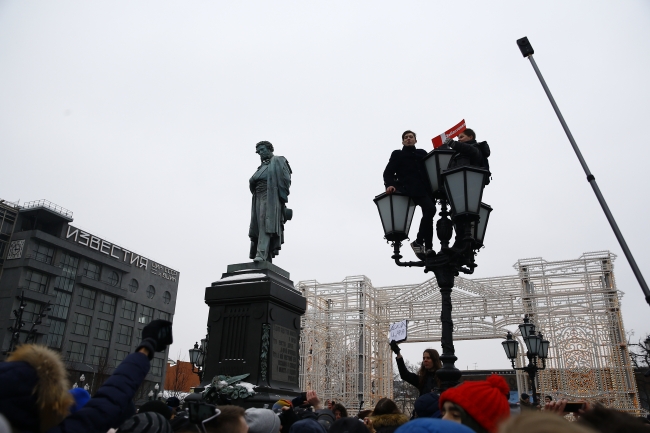 Rusya'da seçimleri protesto eden yüzlerce kişi sokaklara çıktı