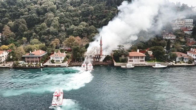 Tarihi cami yangında kullanılamaz hale geldi