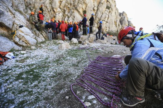 Dağcılık eğitimini, gönüllü olarak aldılar