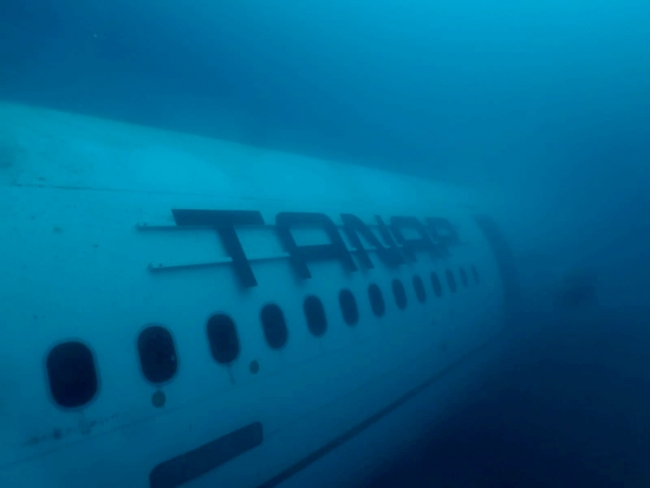 Denize batırılan yolcu uçağına dalış yapıldı