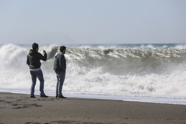 Şiddetli rüzgar nedeniyle dev dalgalar oluştu