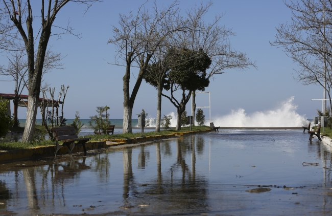 Şiddetli rüzgar nedeniyle dev dalgalar oluştu