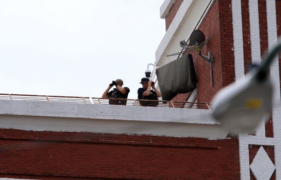 Dallas Emniyet Müdürlüğünde "şüpheli şahıs" alarmı