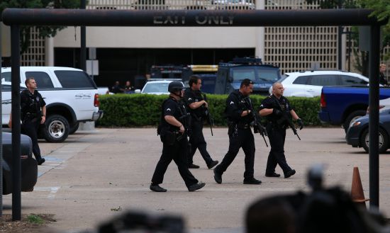 Dallas Emniyet Müdürlüğünde "şüpheli şahıs" alarmı
