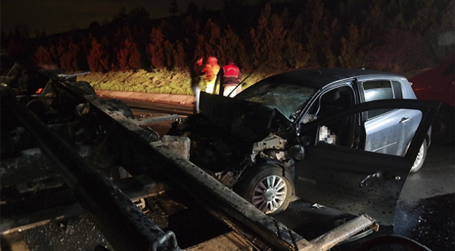 Damperi köprüye asılı kalan tıra otomobil çarptı