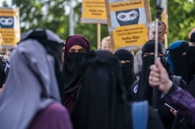 Kopenhag'da, burka giyenlere verilen cezalara karşı düzenlenen bir protesto. Danimarka, 2018. | Fotoğraf: AFP