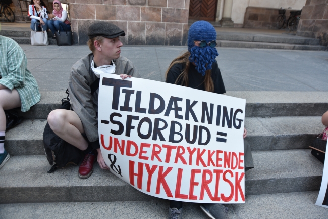 Danimarka'da burka ve peçe yasağı protesto edildi