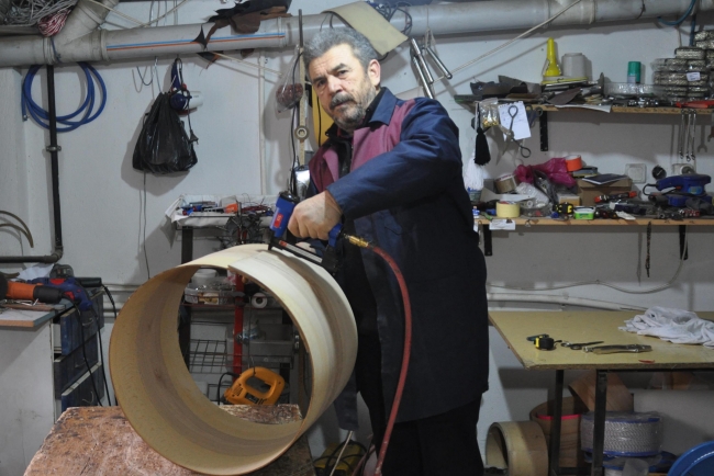 Evinin bodrum katında yöresel davul üretiyor