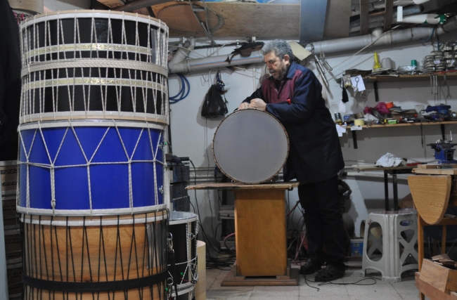 Evinin bodrum katında yöresel davul üretiyor