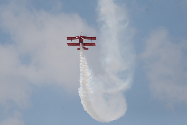 Akrobasi pilotlarının nefes kesen gösterisi