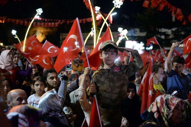 Milyonlar şehitler için meydanlara indi