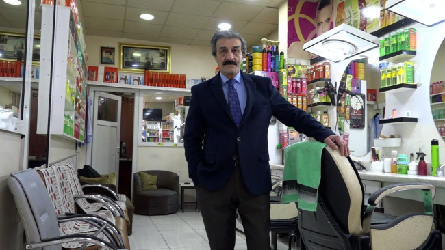 Müşterilerini 35 yıldır takım elbise ve kravatla tıraş ediyor