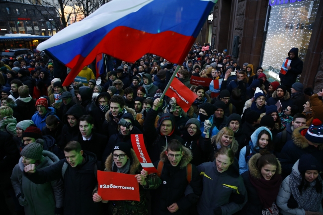 Rusya'da seçimleri protesto eden yüzlerce kişi sokaklara çıktı
